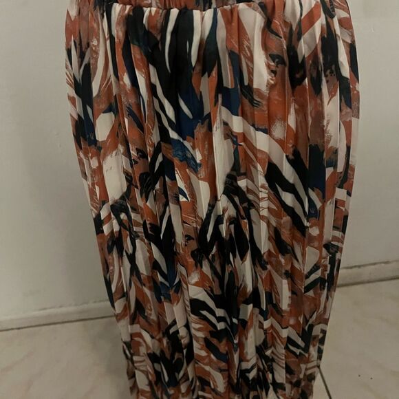 Elastic waist and 39.5 inches long - Picture 2 of 5